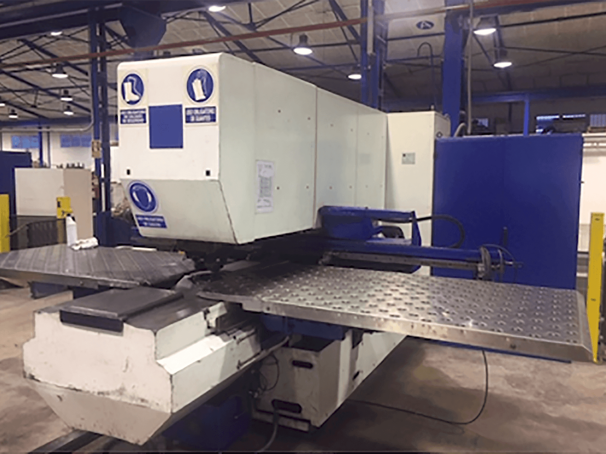 Koneen Trumpf Trumatic 240R etunäkymä