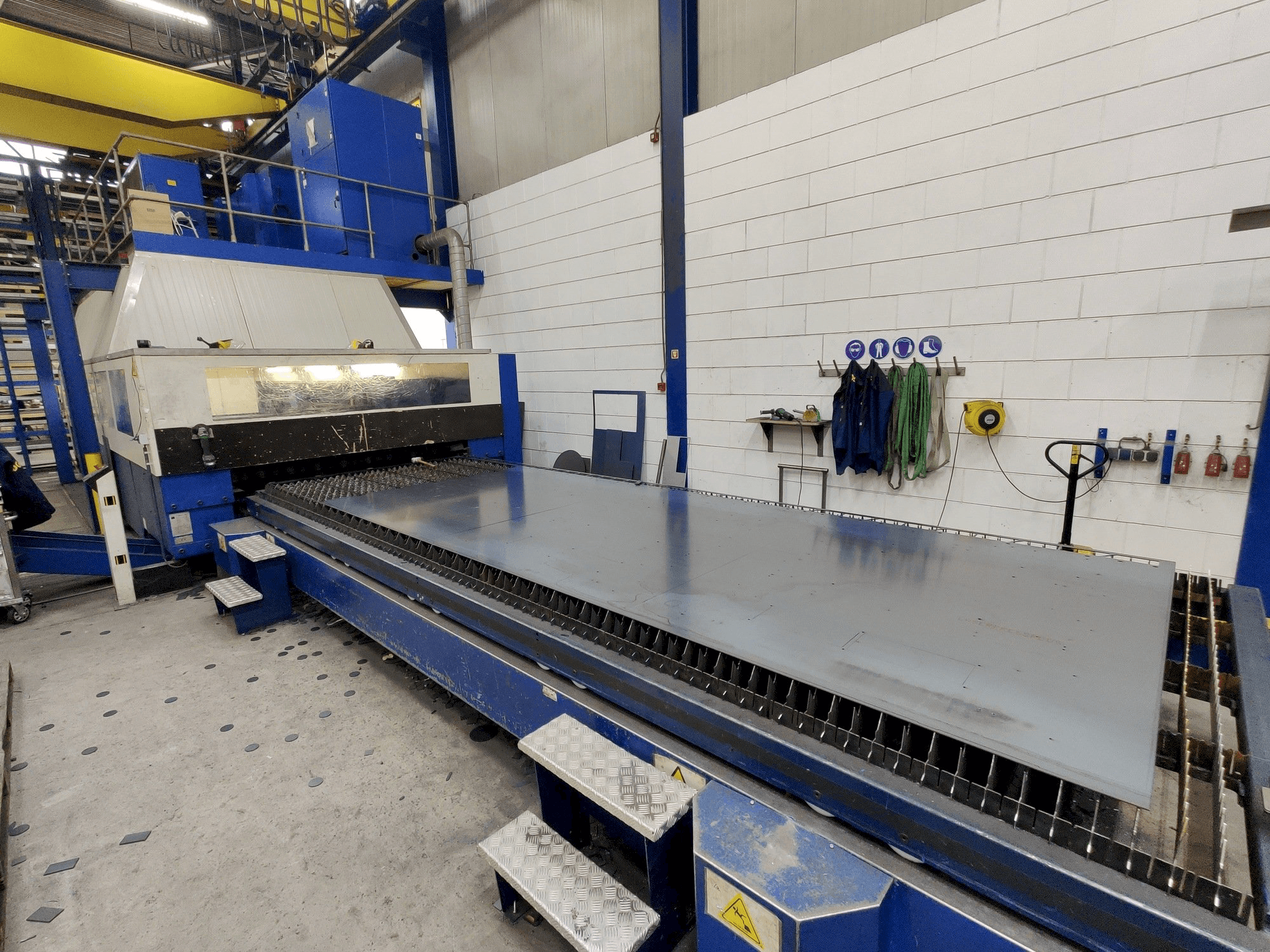 Koneen Trumpf Trumatic L 6050 6kW CO2 etunäkymä