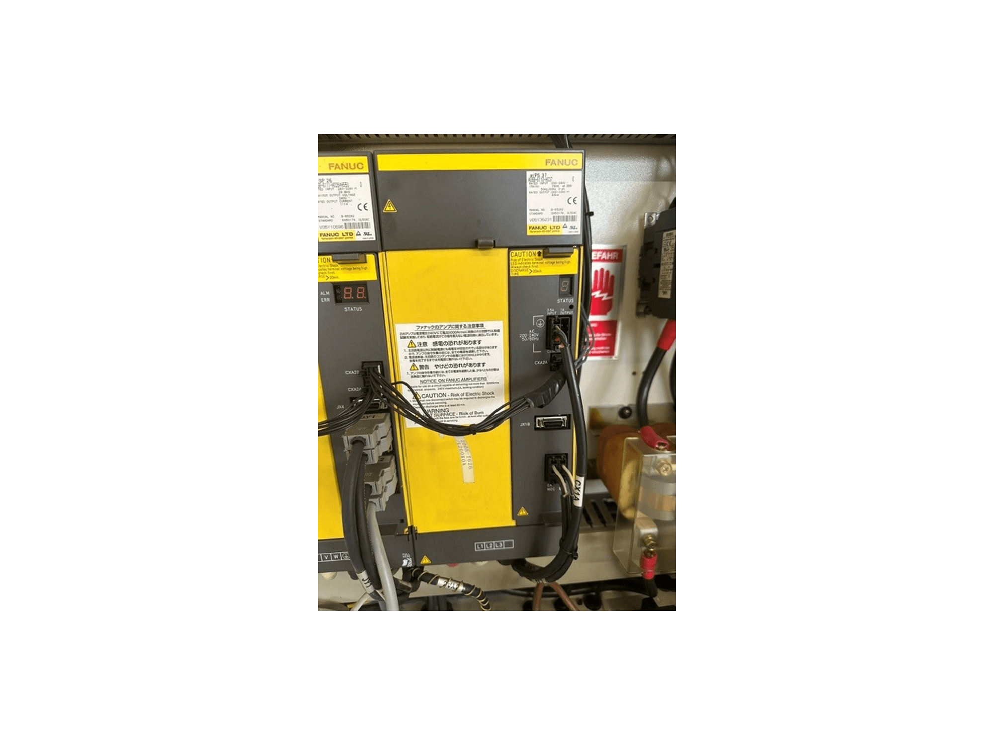 MIKRON HSM 600 U -yleiskoneistuskeskuksen ohjauspaneeli, jossa näkyvät FANUC-komponentit, tilanäyttö ja johdotukset.