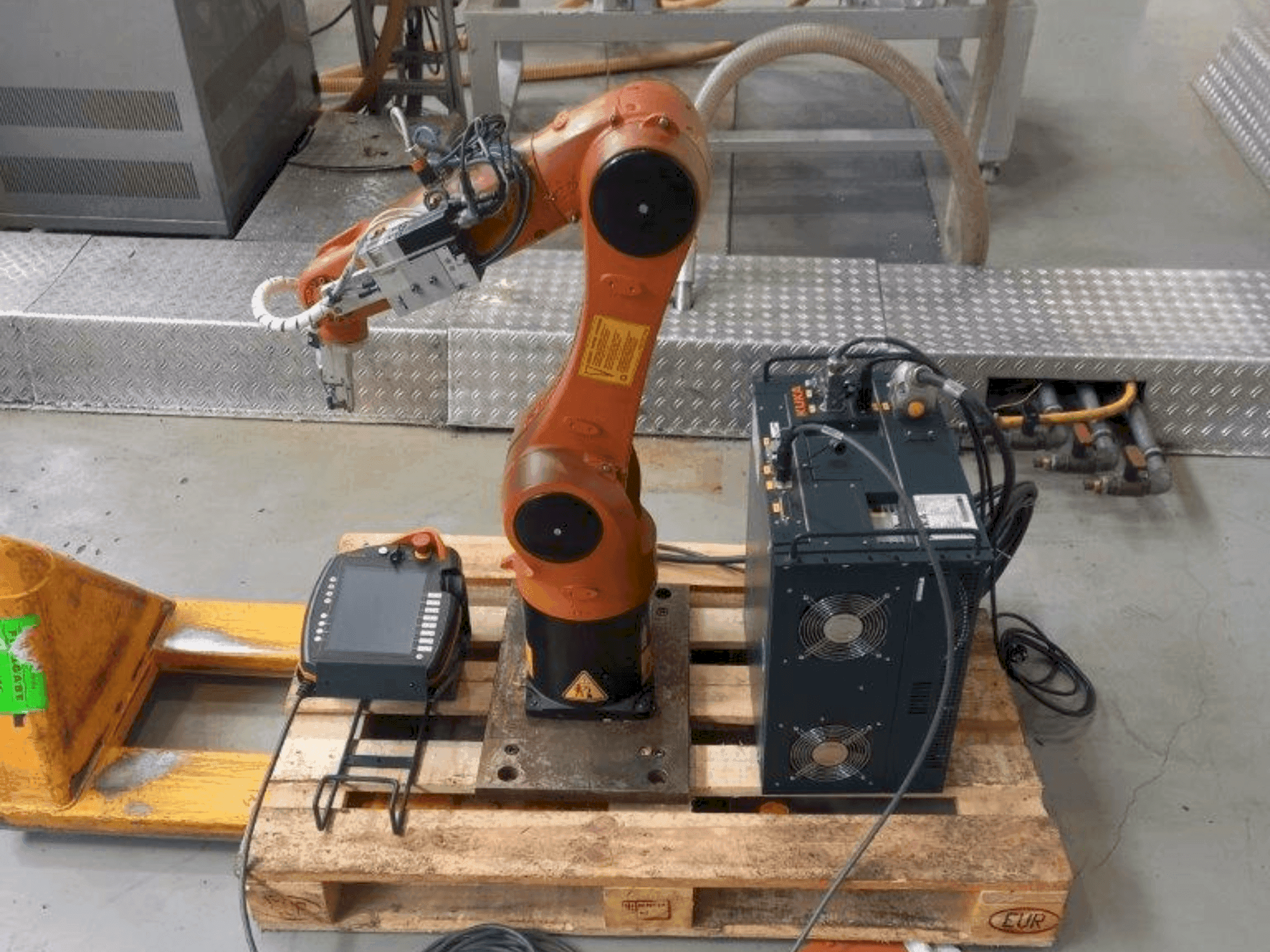 Koneen KUKA KR 6 R900 sixx etunäkymä