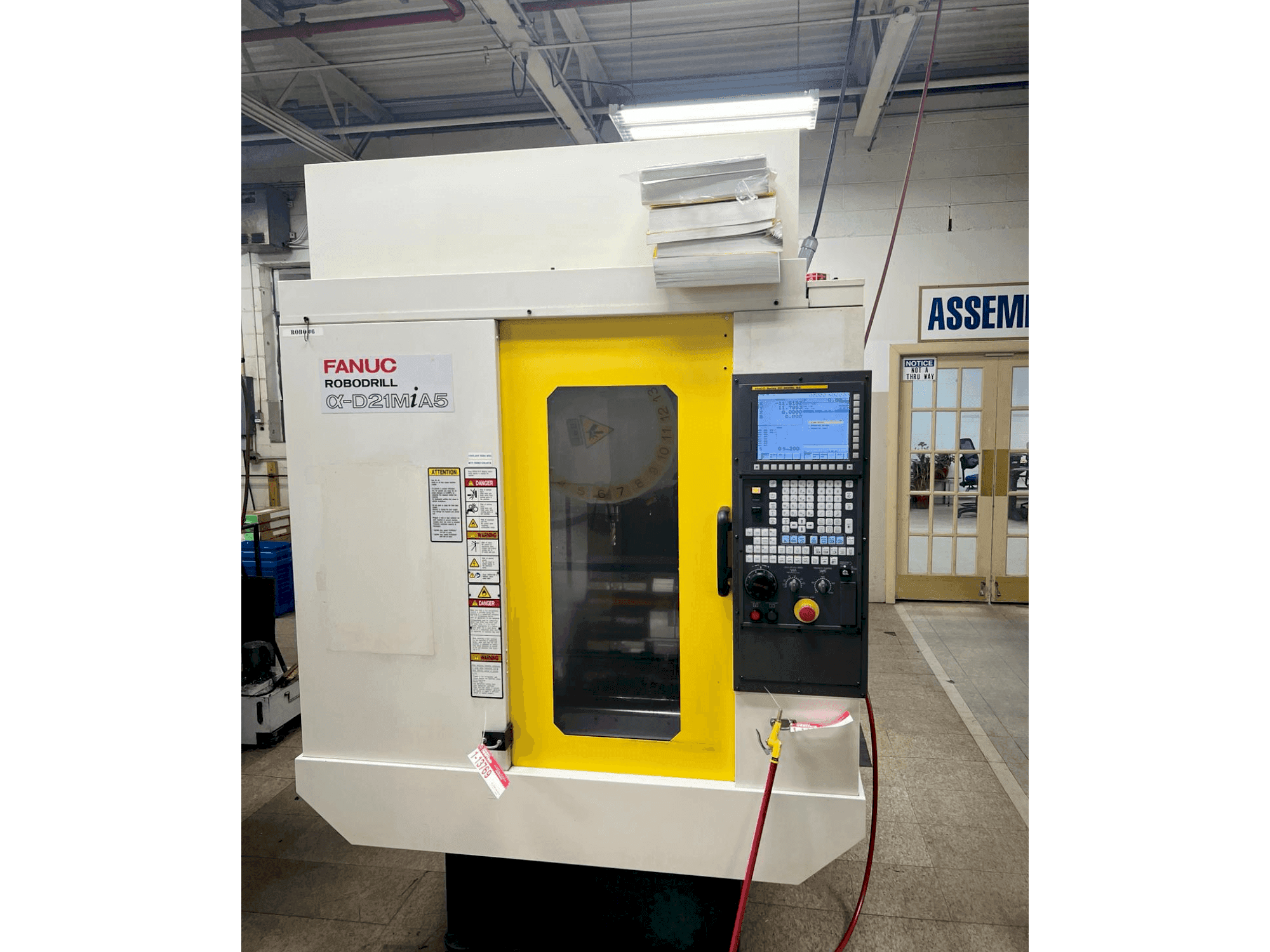 Koneen FANUC Robodrill D21MiA5 etunäkymä