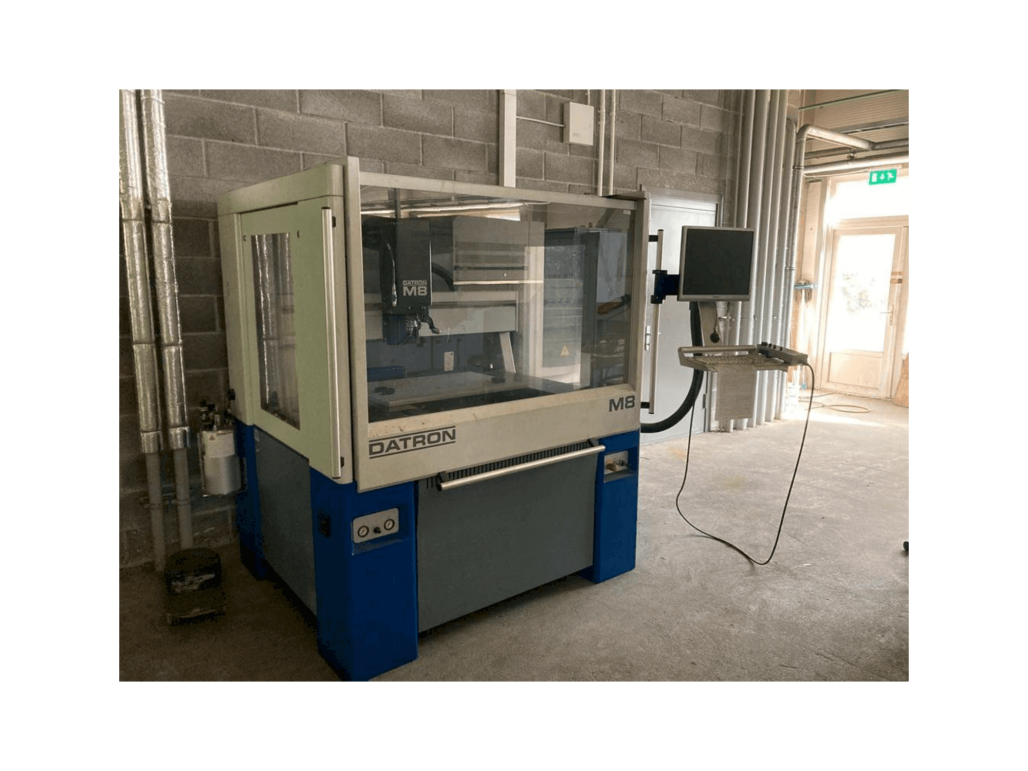 Koneen Datron M8A etunäkymä