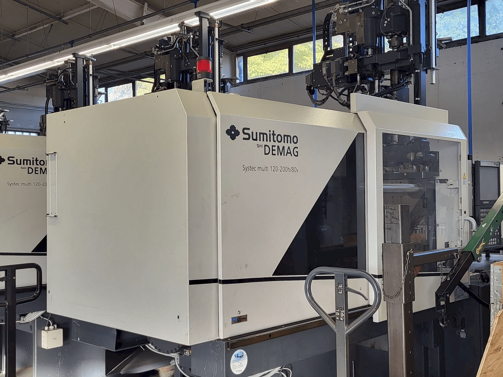 Koneen Sumitomo SHI DEMAG Multi 120/470-200h/80V vasemman sivun näkymä