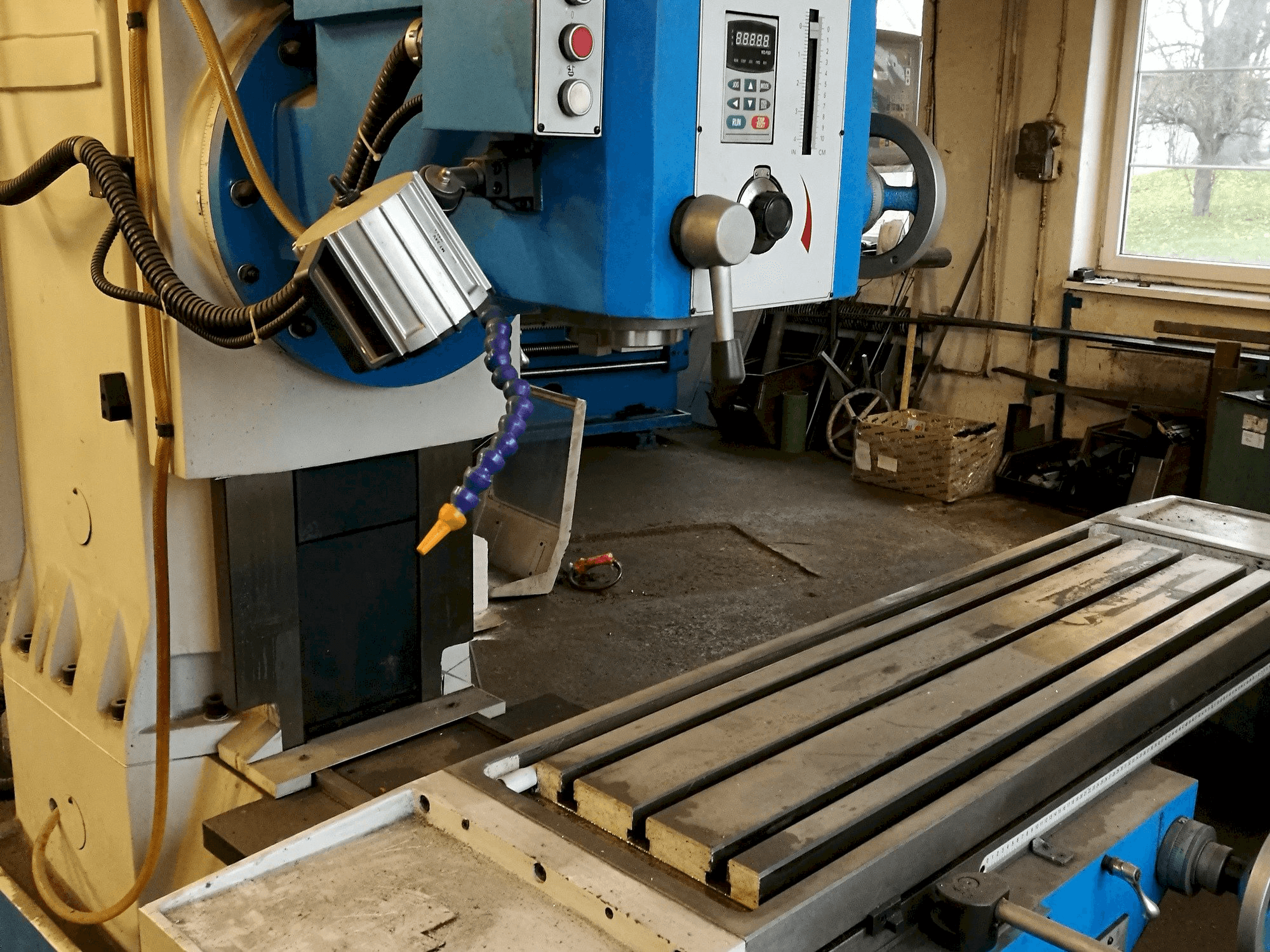 Koneen KNUTH KB 1400 etunäkymä