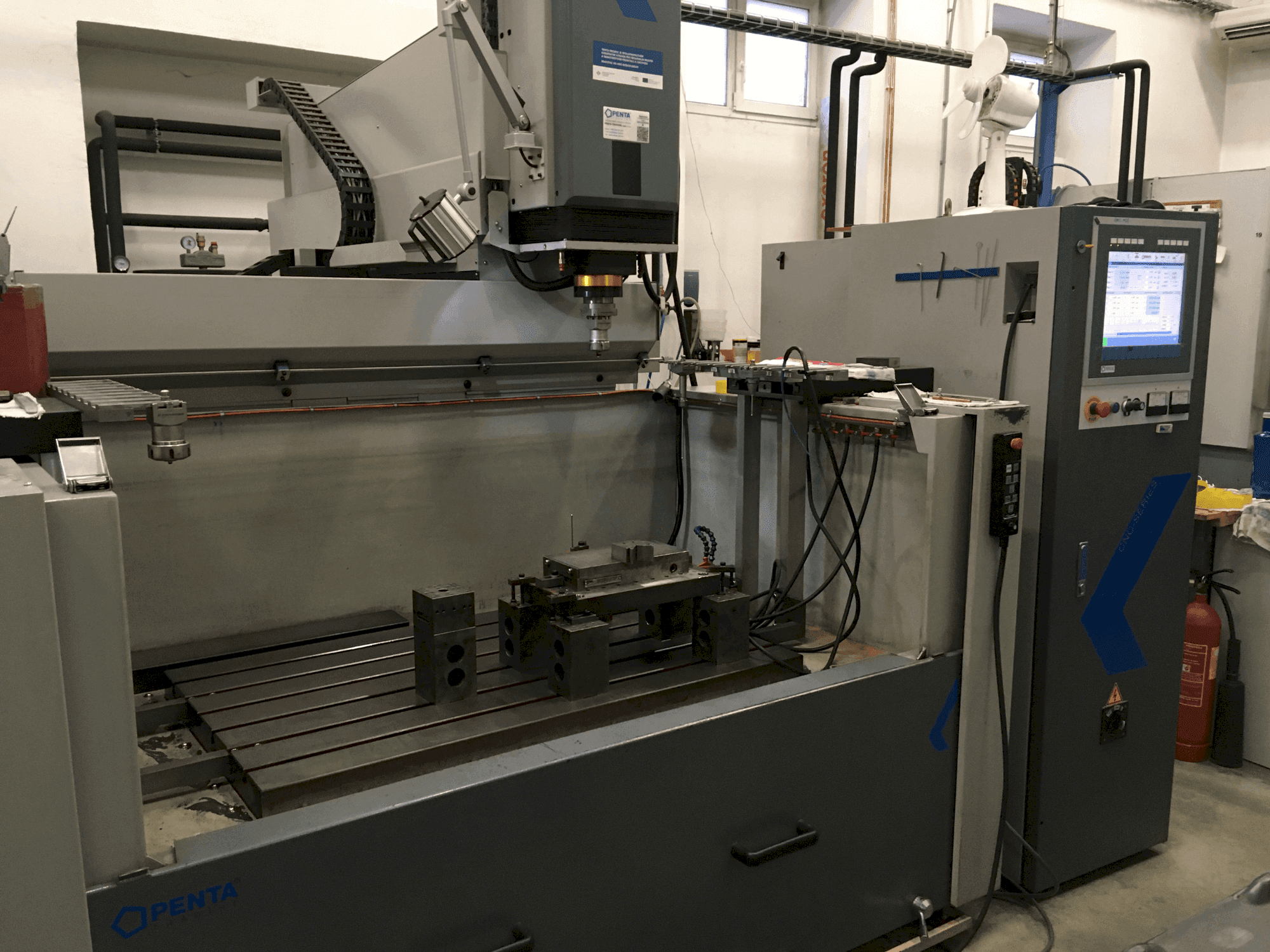 Koneen PENTA 1060 CNC etunäkymä