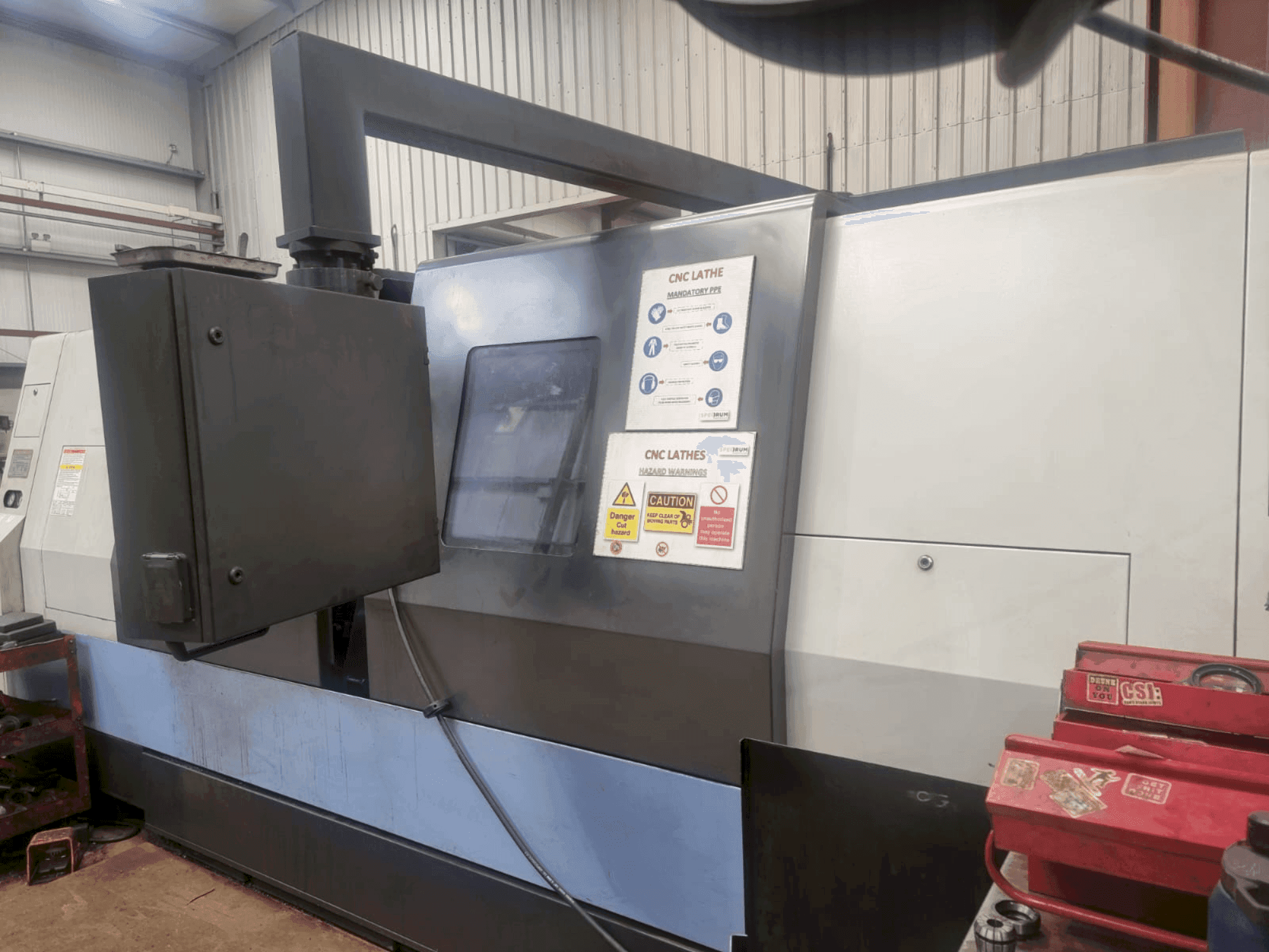 Koneen DOOSAN Puma 400LM etunäkymä