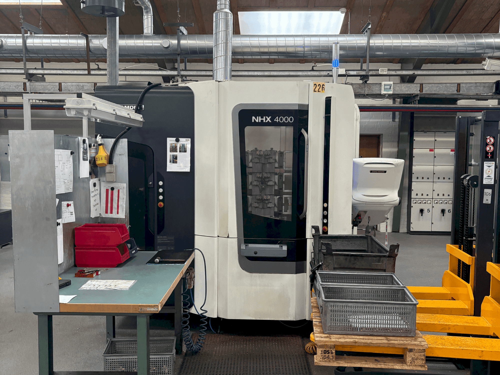 Koneen DMG MORI NHX 4000 oikea näkymä
