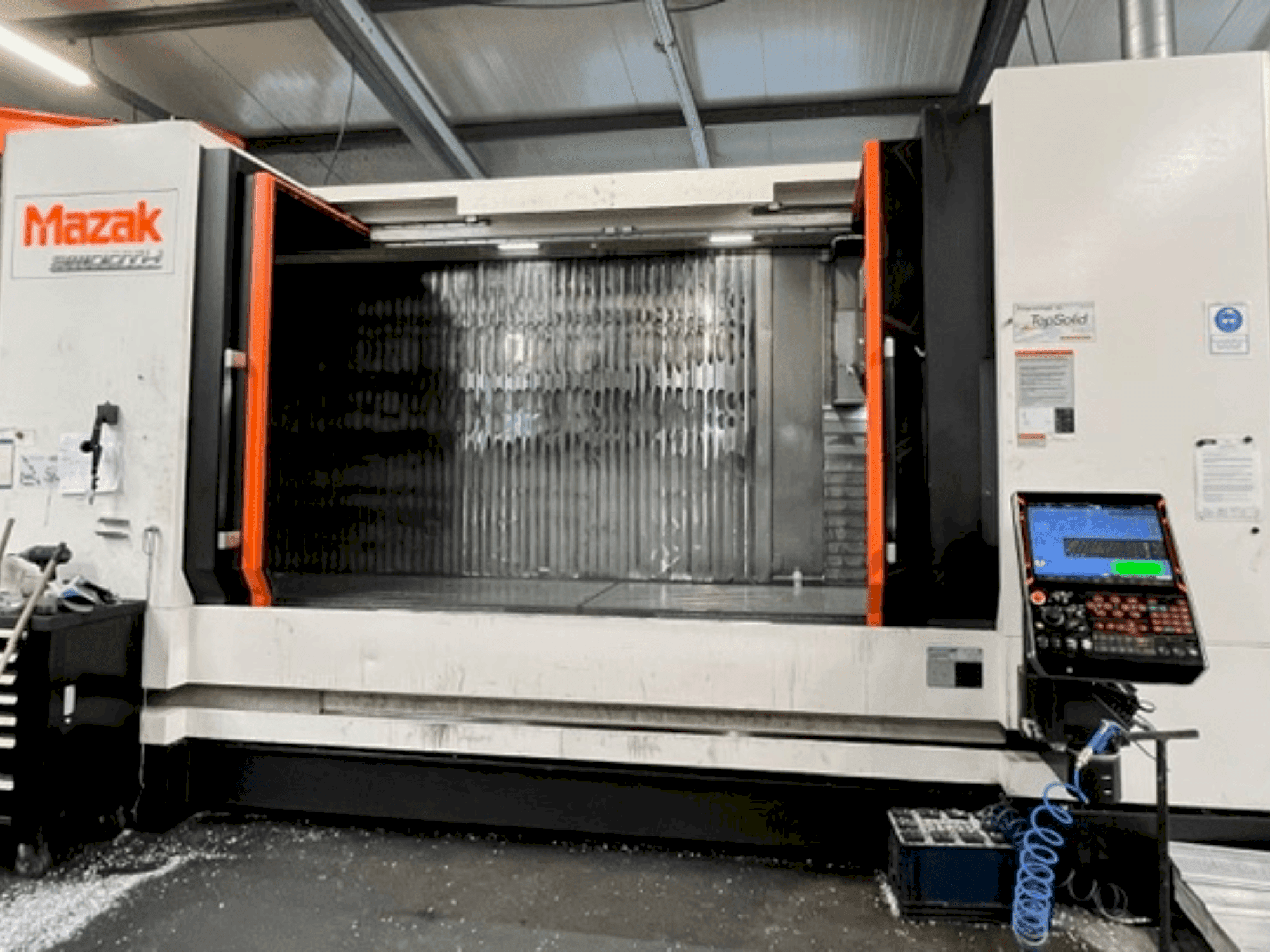Koneen Mazak VTC 800 etunäkymä