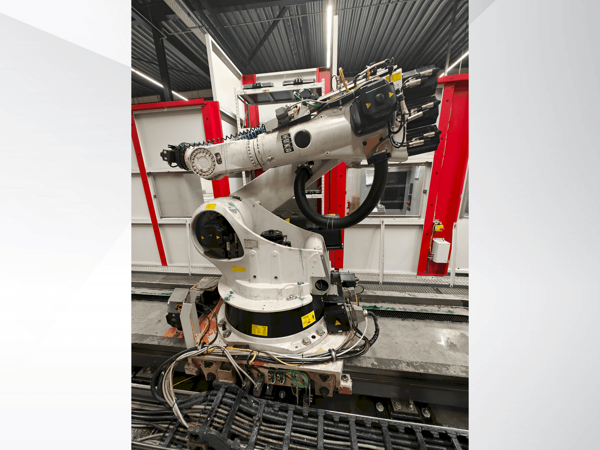 Koneen KUKA KR 270-2 etunäkymä