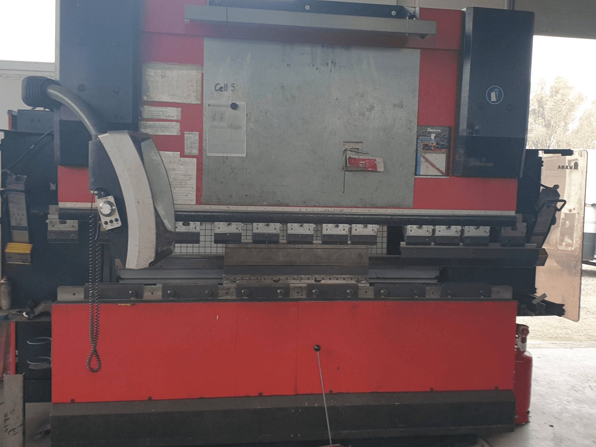 Koneen AMADA HFE 8025/7 etunäkymä