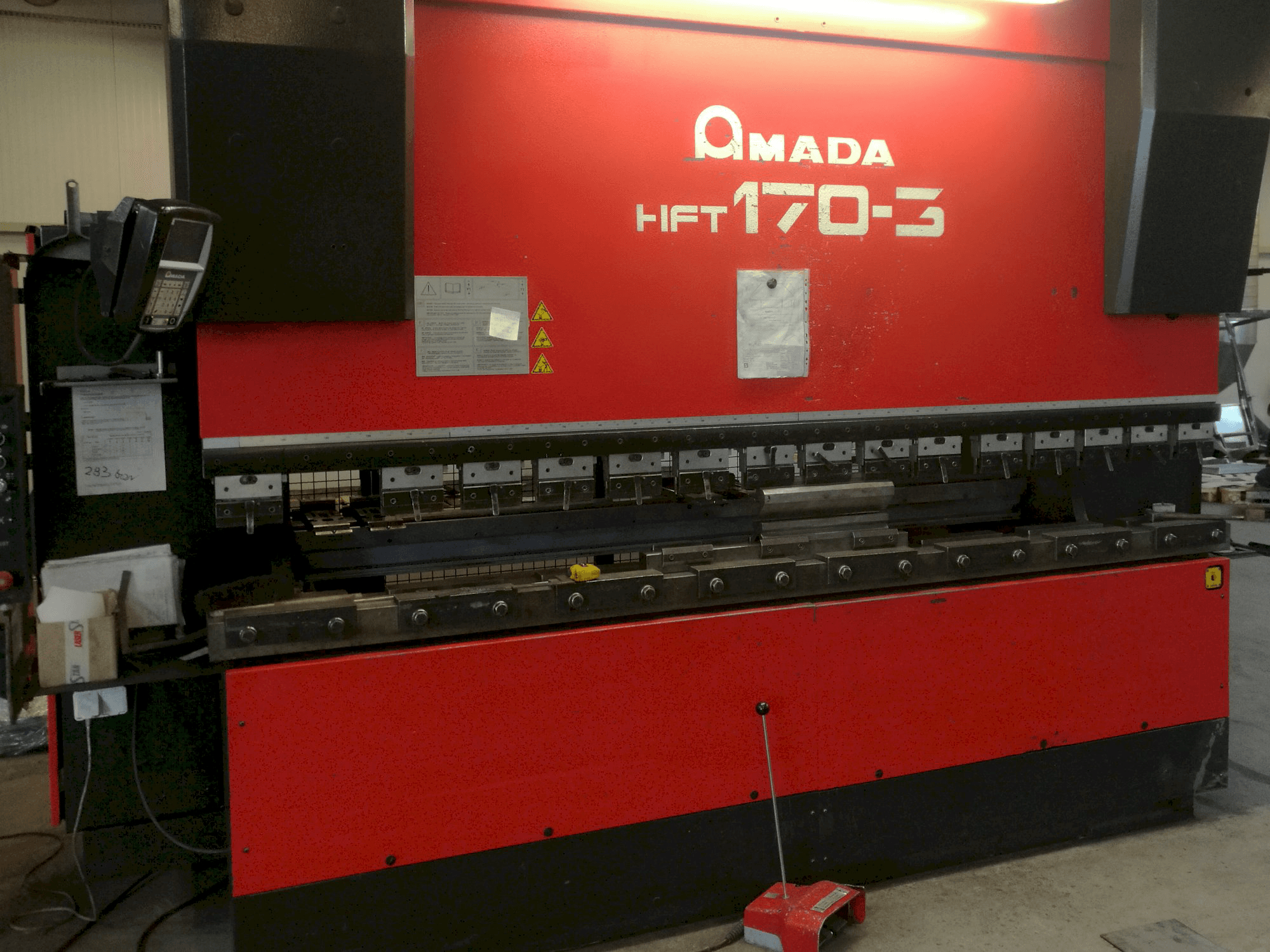 Koneen AMADA etunäkymä HFT 170-3