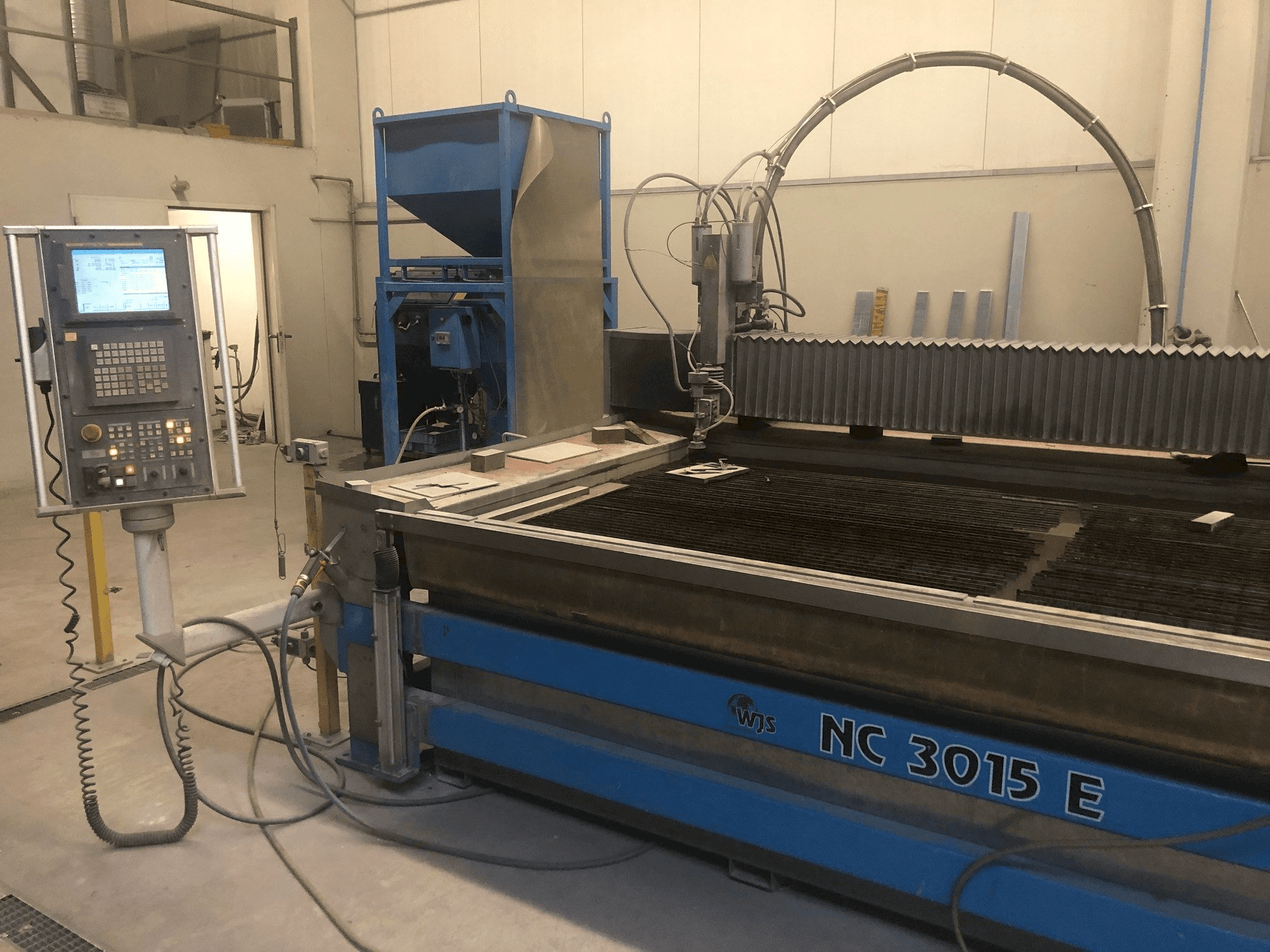Koneen WJS NC 3015 E etunäkymä