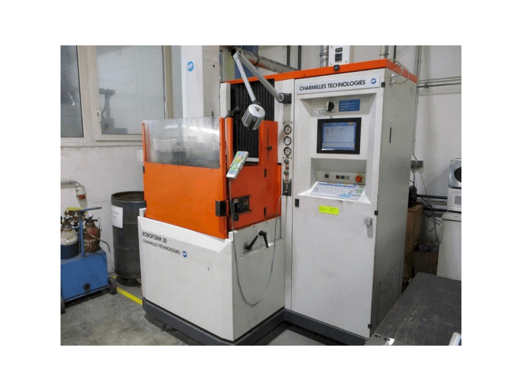 Koneen CHARMILLES Roboform 30 etunäkymä