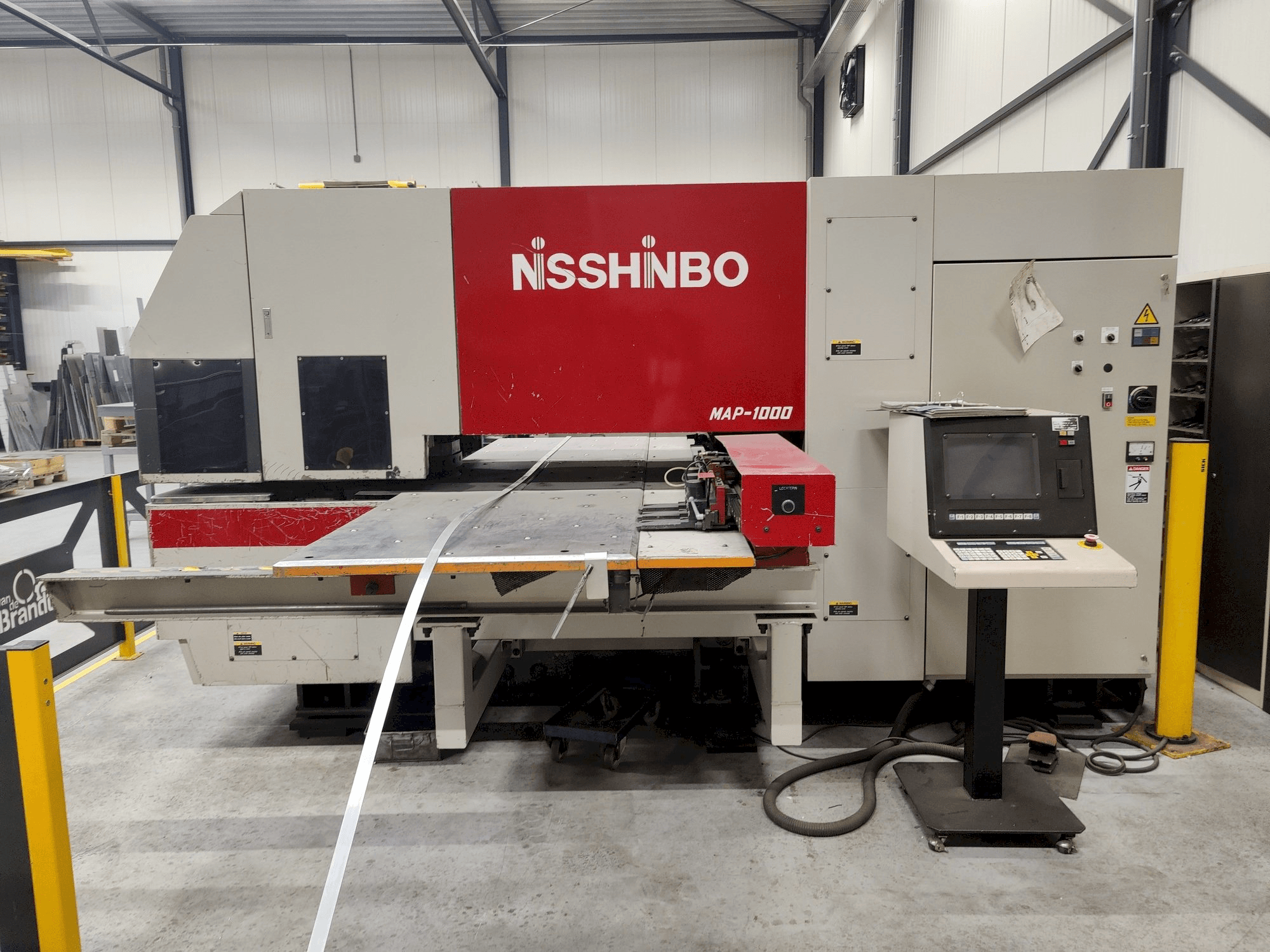 Koneen Nisshinbo MAP-1000 etunäkymä