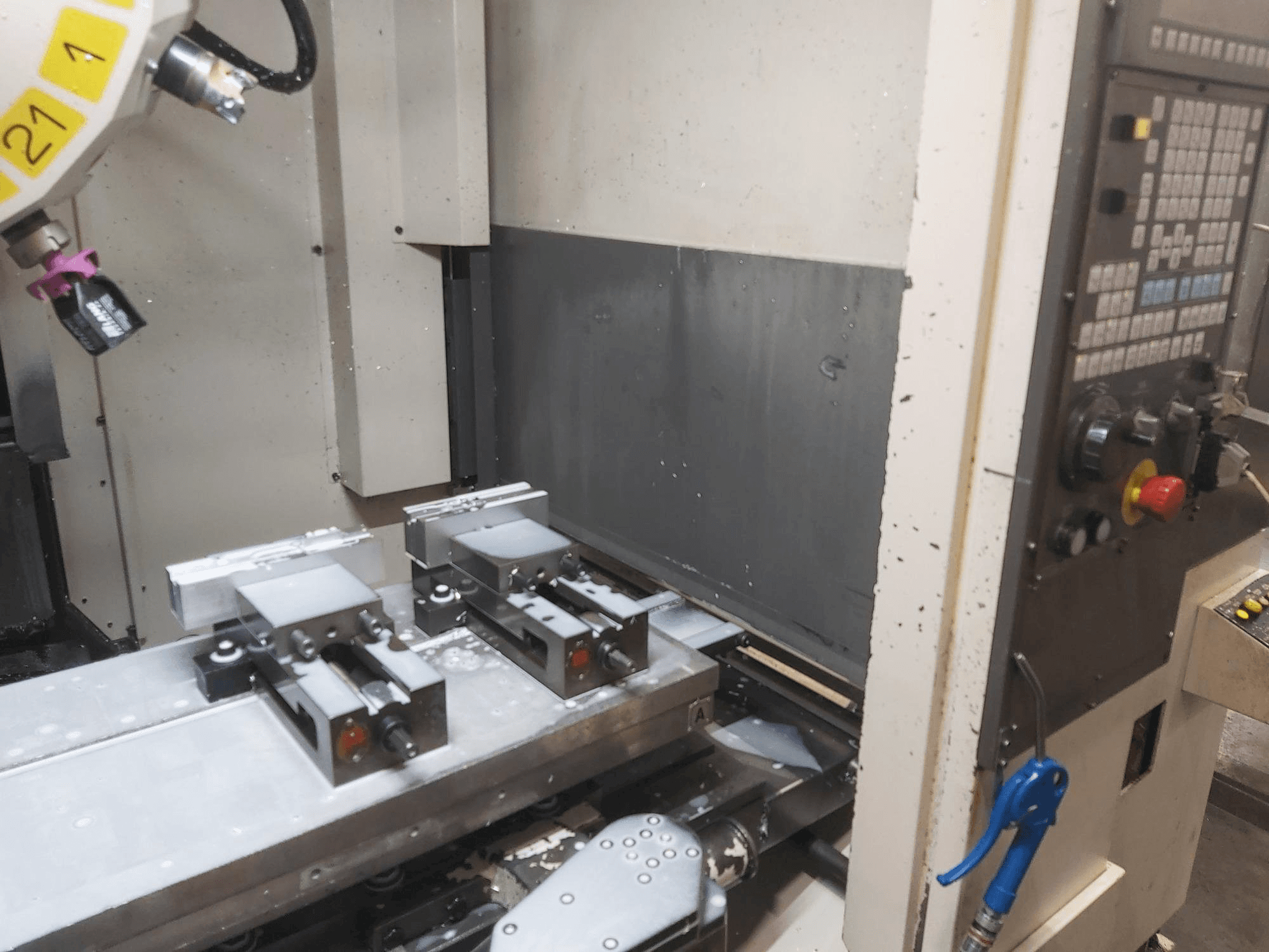 Koneen FANUC Robodrill Alpha T21iE etunäkymä