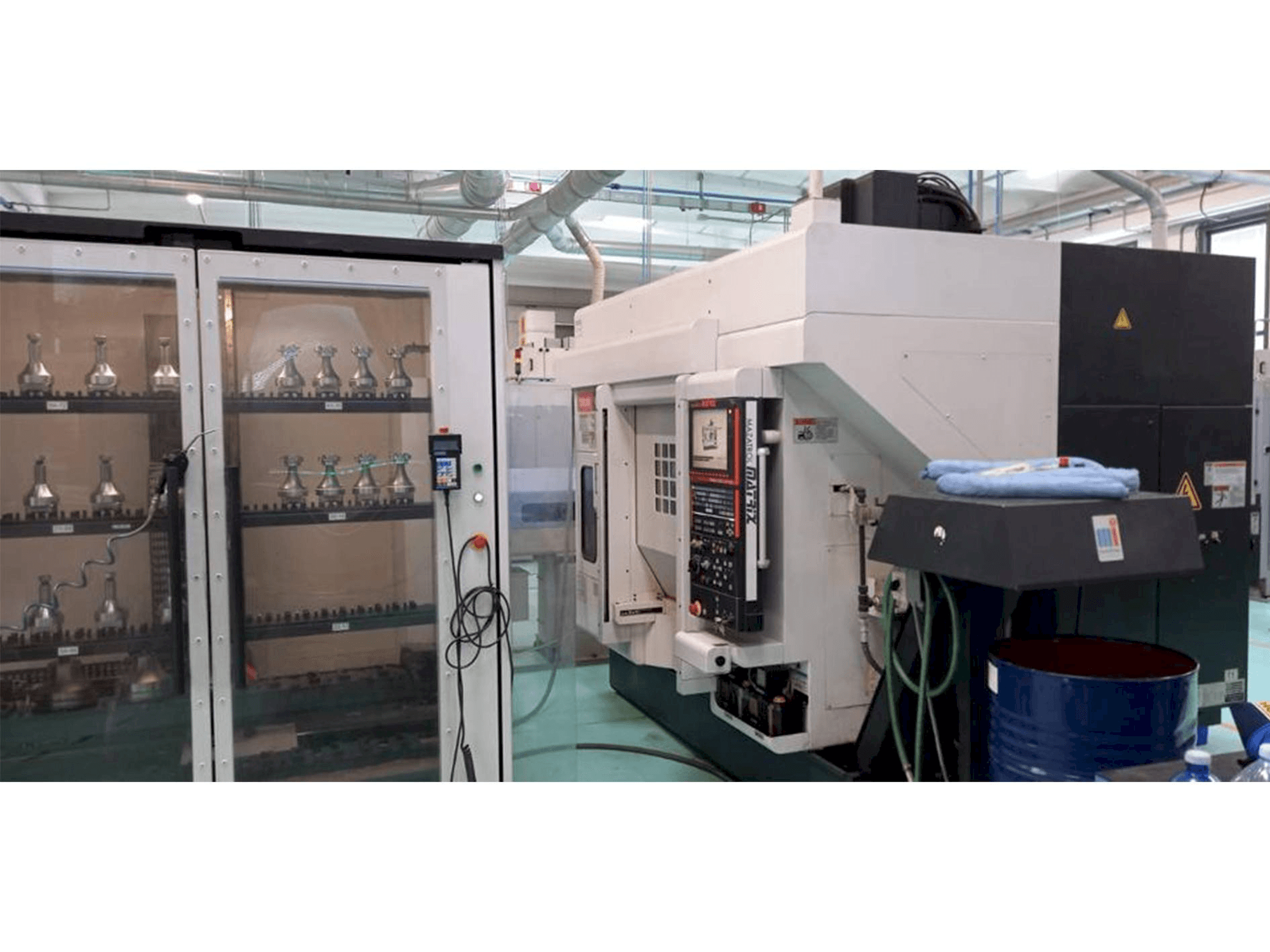 Koneen Mazak Variaxis 500-5X II etunäkymä