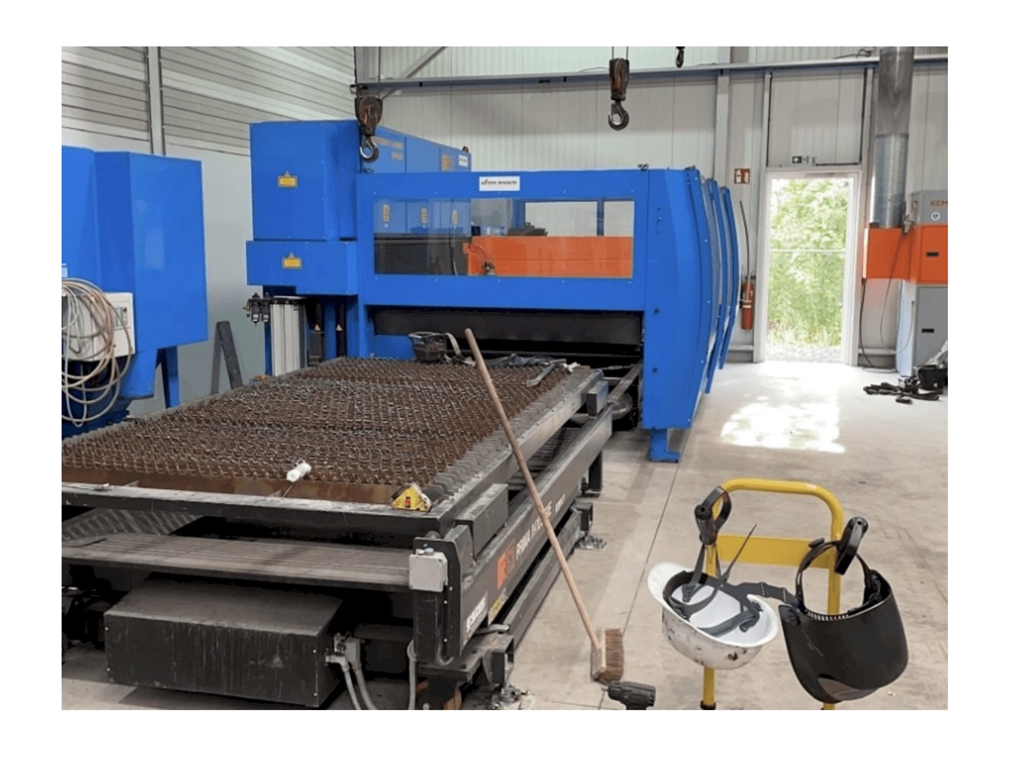 Koneen Prima Industrie Platino 1530 etunäkymä