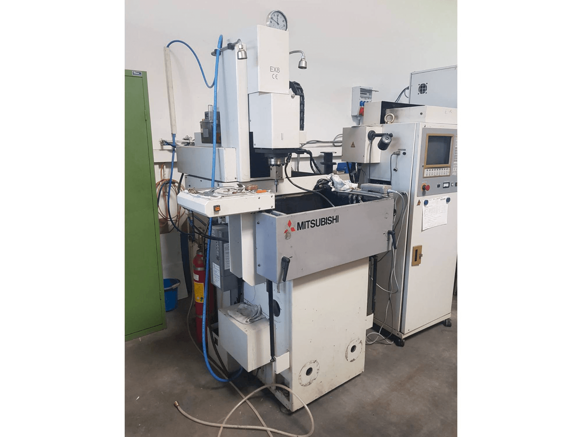 Koneen Mitsubishi EX 8 etunäkymä