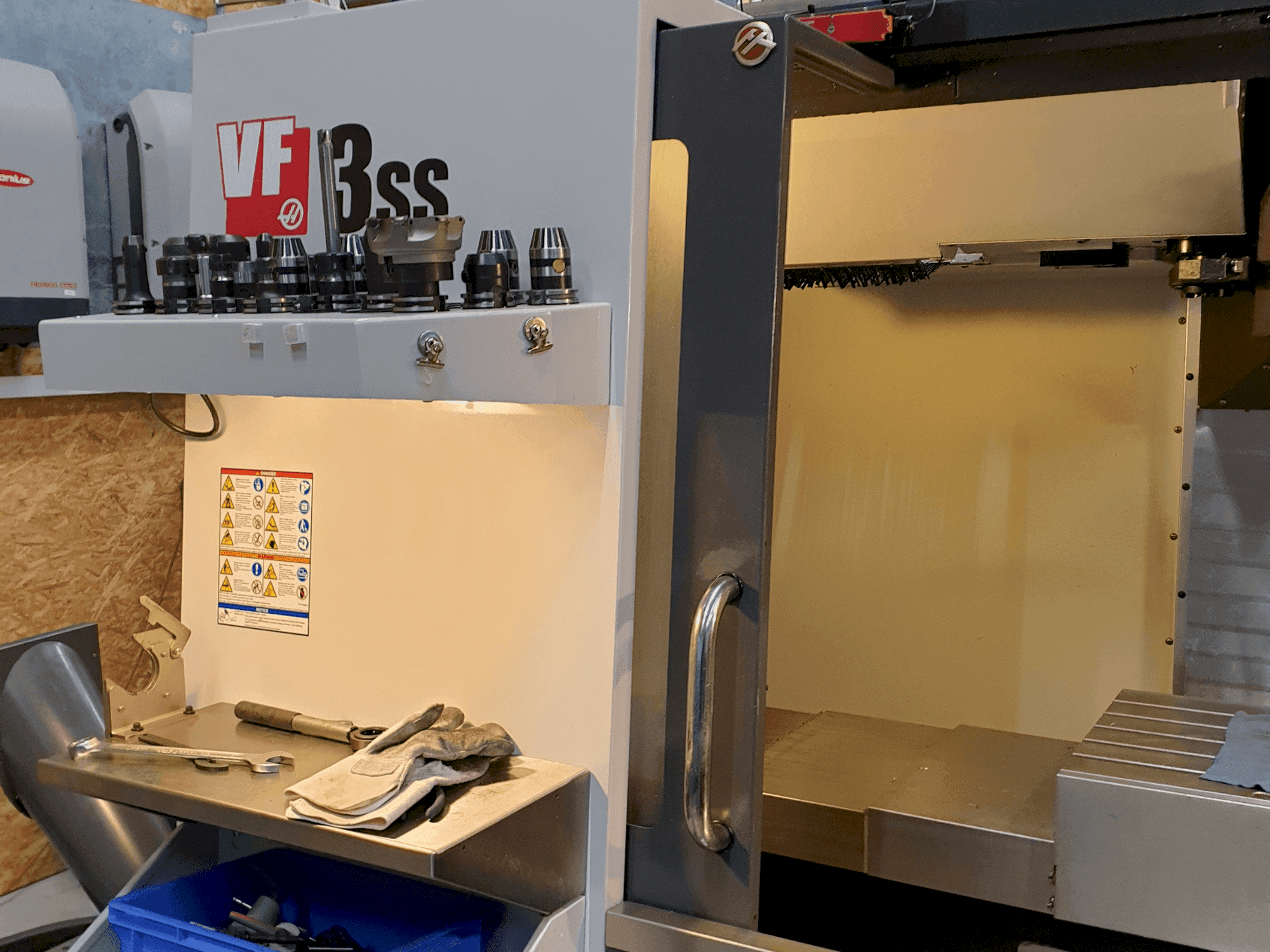 Koneen HAAS VF-3SS etunäkymä