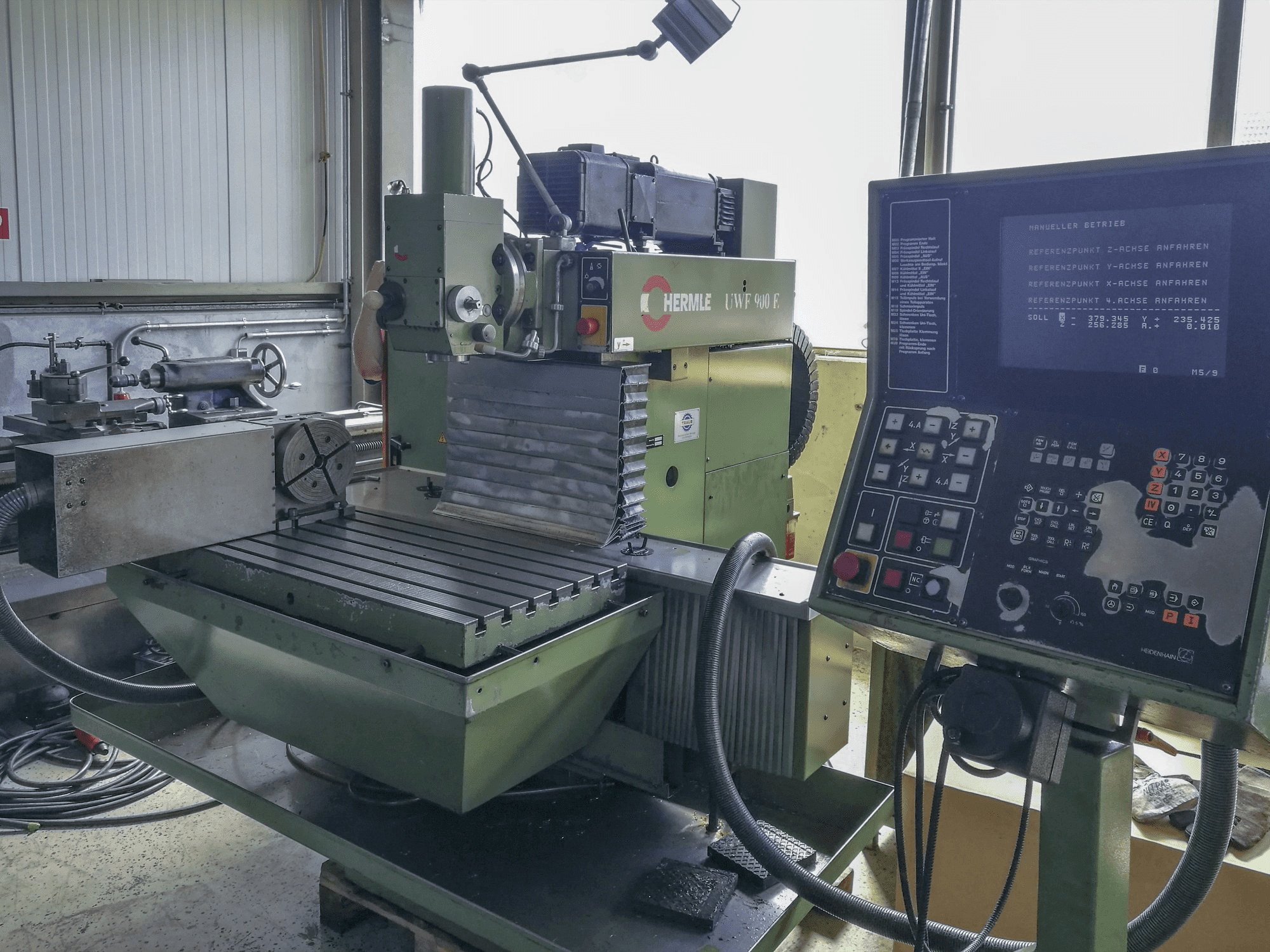 Koneen 1 HERMLE oikea näkymä UWF 900 E