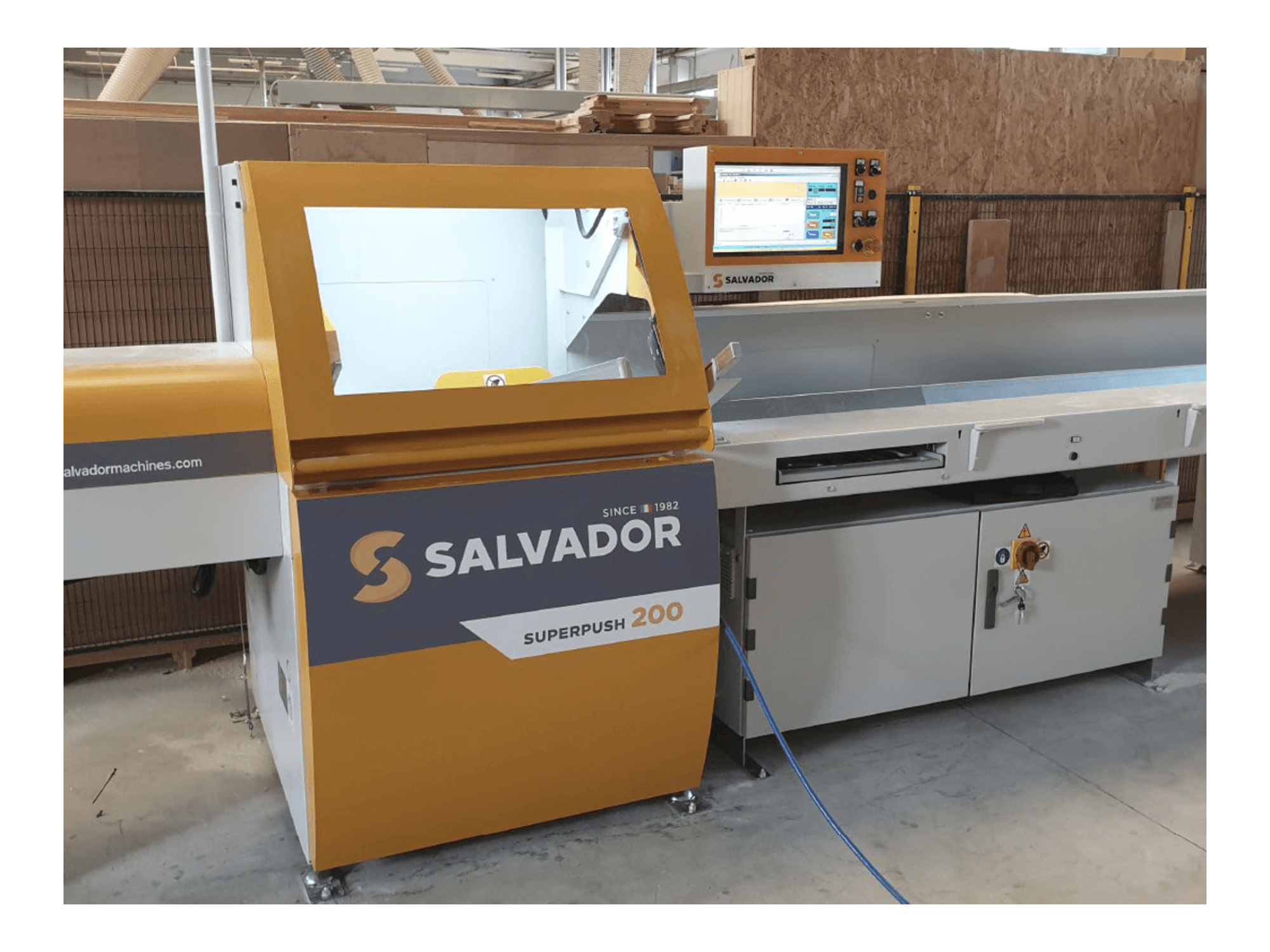 Koneen SALVADOR Superpush 200 etunäkymä